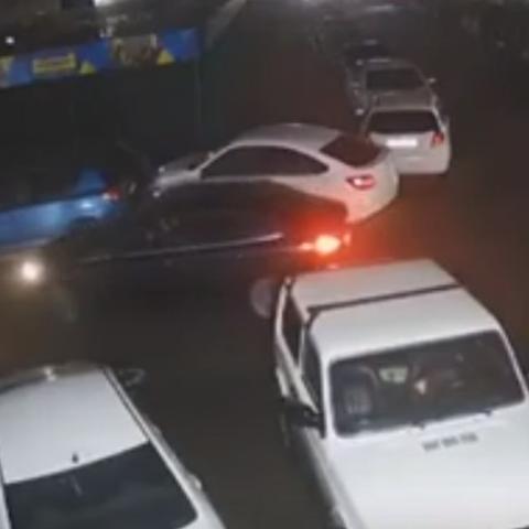 Снимавший с автомобилей колпаки мужчина попали на видео в Ставрополе. Видео